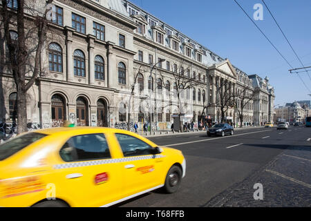 L'Università di Bucarest, street view, Romania Foto Stock