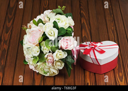 Bouquet nozze da bianco e le rose rosa su sfondo di legno. Foto Stock