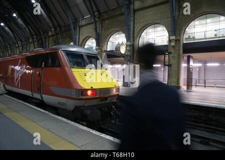 Treni del Virgin a King Cross Station. Foto Stock