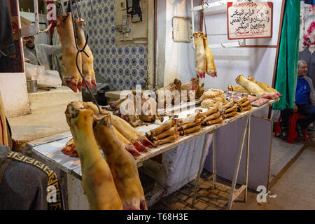 Medina di Rabat, Rabat, Marocco, 24 aprile 2019. Un mercato in stallo il souk locale vendita di prodotti freschi di vacche di gambe e zampetto e teste di capre. Foto Stock