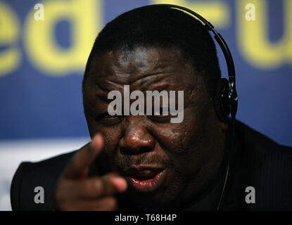 Opposizione dello Zimbabwe leader Morgan Tsvangirai intervenendo al Congresso internazionale dei liberali svoltosi a Belfast, con Lord Alderdice, Presidente Internazionale liberale, venerdì 16 maggio 2008. Signor Tsvangirai, che rivendica il suo movimento per il Cambiamento Democratico ha vinto le elezioni presidenziali che hanno dovuto essere nuovamente eseguita, indirizzata in tutto il mondo partito liberale membri in occasione della conferenza di Belfast. Foto/Paolo McErlane Foto Stock