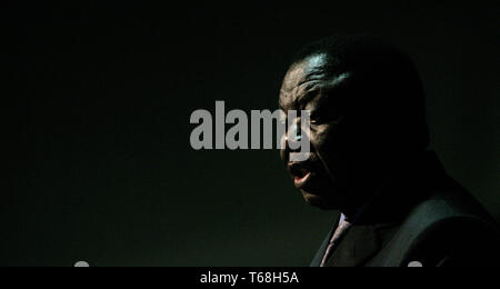 Opposizione dello Zimbabwe leader Morgan Tsvangirai parla al Congresso internazionale dei liberali svoltosi a Belfast, con Lord Alderdice, Presidente Internazionale liberale, venerdì 16 maggio 2008. Signor Tsvangirai, che rivendica il suo movimento per il Cambiamento Democratico ha vinto le elezioni presidenziali che hanno dovuto essere nuovamente eseguita, indirizzata in tutto il mondo partito liberale membri in occasione della conferenza di Belfast. Foto/Paolo McErlane Foto Stock