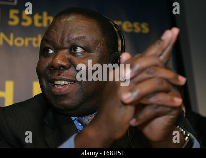 Opposizione dello Zimbabwe leader Morgan Tsvangirai intervenendo al Congresso internazionale dei liberali svoltosi a Belfast, con Lord Alderdice, Presidente Internazionale liberale, venerdì 16 maggio 2008. Signor Tsvangirai, che rivendica il suo movimento per il Cambiamento Democratico ha vinto le elezioni presidenziali che hanno dovuto essere nuovamente eseguita, indirizzata in tutto il mondo partito liberale membri in occasione della conferenza di Belfast. Foto/Paolo McErlane Foto Stock