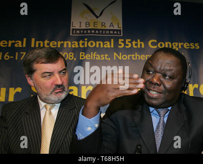 Opposizione dello Zimbabwe leader Morgan Tsvangirai intervenendo al Congresso internazionale dei liberali svoltosi a Belfast, con Lord Alderdice, Presidente Internazionale liberale, venerdì 16 maggio 2008. Signor Tsvangirai, che rivendica il suo movimento per il Cambiamento Democratico ha vinto le elezioni presidenziali che hanno dovuto essere nuovamente eseguita, indirizzata in tutto il mondo partito liberale membri in occasione della conferenza di Belfast. Foto/Paolo McErlane Foto Stock