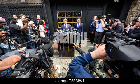 Sindaco Pete Buttigieg (D) di South Bend, Indiana e Rev. Al Sharpton visto parlando durante una conferenza stampa a Sylvia's Restaurant di Harlem, a New York City. Foto Stock