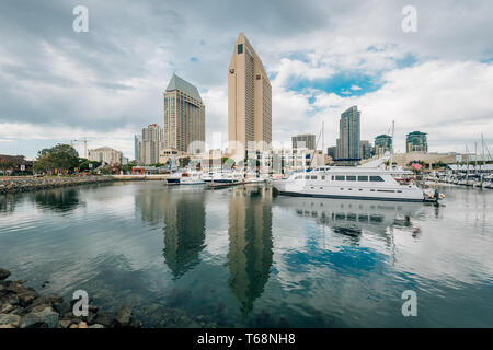 Lo skyline del centro cittadino e una marina all'Embarcadero a San Diego, California Foto Stock