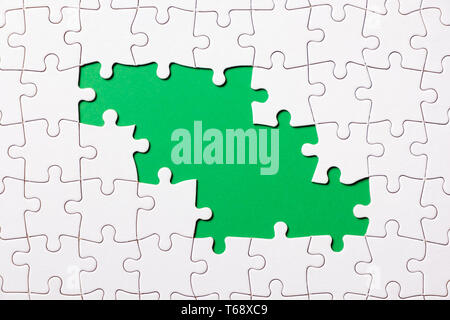 Jigsaw puzzle game pezzo su sfondo verde per il business theme design Foto Stock