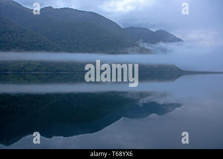 Alba riflessioni sul lago McKerrow nella valle di Hollyford Foto Stock