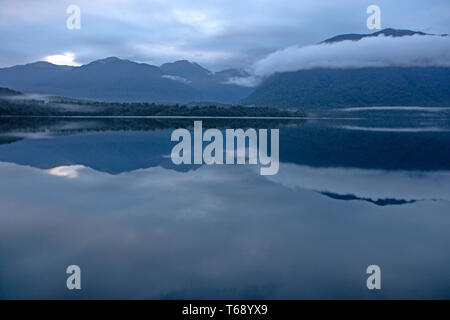 Alba riflessioni sul lago McKerrow nella valle di Hollyford Foto Stock