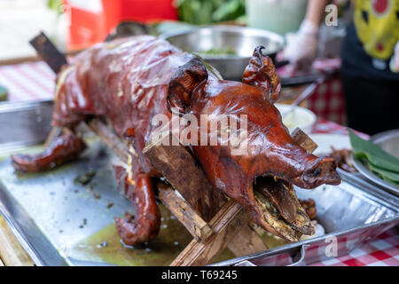 Arrosto di maiale sul barbecue tradizionale. Maiale alla griglia sul mercato di Bali, Indonesia, close up Foto Stock