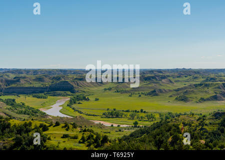 Piccolo Fiume Missouri si snoda attraverso la valle in North Dakota Foto Stock