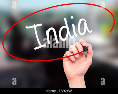 L'uomo la scrittura a mano in India con il pennarello nero su schermo visivo. Foto Stock