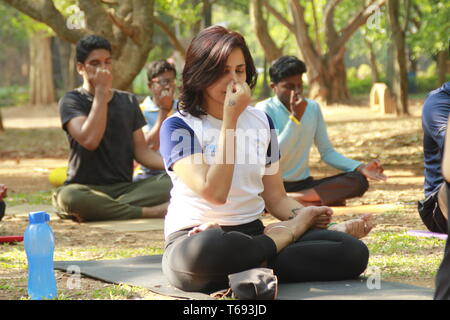 I giovani indiani fare yoga in Cubbon Park, Bangalore, India Foto Stock