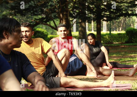 I giovani indiani fare yoga in Cubbon Park, Bangalore, India Foto Stock