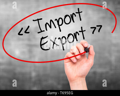 Man mano che scrive Import - Export con pennarello nero su schermo visivo. Foto Stock