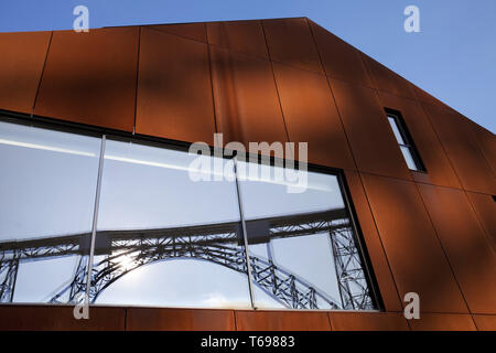 Ponte Muengsten riflettendo in casa Muengsten, Solingen, Renania del nord-Westfalia, Germania Foto Stock