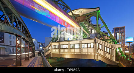 Sospensione di Wuppertal stazione ferroviaria Werther Bruecke, Wuppertal, Renania settentrionale-Vestfalia, Germania Foto Stock