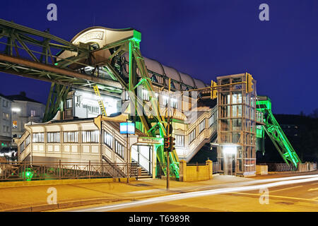 Illuminato sospensione Wuppertal stazione ferroviaria Werther Bruecke, Nord Reno-Westfalia, Germania Foto Stock