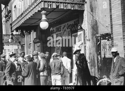 Fotografia in bianco e nero di un gruppo di uomini e donne in piedi al di fuori di un cinema in attesa di essere ammessi in, con insegne pubblicitarie "Buck Jones, Legge di lapide, ' e 'Gene Autry"; situato in Beale Street a Memphis, Tennessee, Stati Uniti d'America; fotografato da Marion Post Wolcott, sotto il patrocinio degli Stati Uniti " Farm Security Administration, 1939. Dalla Biblioteca Pubblica di New York. () Foto Stock