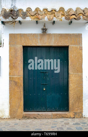 Una voglia di big blue porta vecchia in una strada della città coloniale di Villa de Leyva, nelle montagne andine della Colombia centrale. Foto Stock