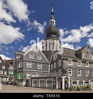 Storica città vecchia con la Chiesa evangelica in Remscheid-Lennep, Nord Reno-Westfalia, Germania Foto Stock