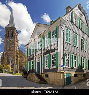 Roentgen-Museum tedesco con chiesa San Bonaventura, Remscheid, Nord Reno-Westfalia, Germania Foto Stock