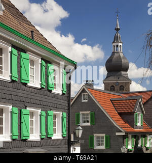 Storica città vecchia con la Chiesa evangelica in Remscheid-Lennep, Nord Reno-Westfalia, Germania Foto Stock