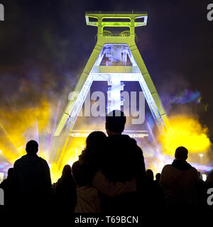 Laser show al pit-telaio del Deutsches Bergbau-Museum a Extraschicht, Bochum, Germania Foto Stock