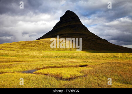 Luce e schadow a Kirkjufell montagna, Grundarfjoerdur, Snaefellsnes, Islanda Foto Stock