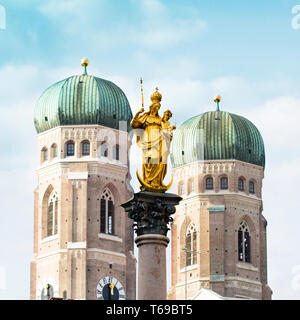 Il Golden Mary Colonna di fronte alle torri della Cattedrale della Nostra cara Madonna a Monaco di Baviera, Germania Foto Stock