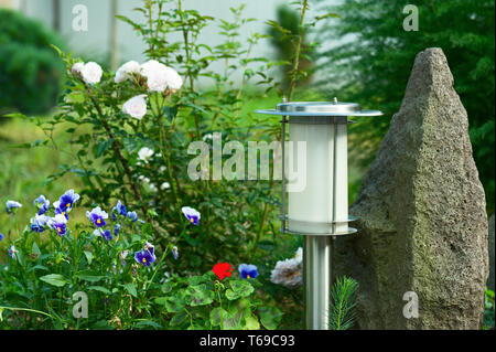 A energia solare lampada su sfondo del giardino. Foto Stock