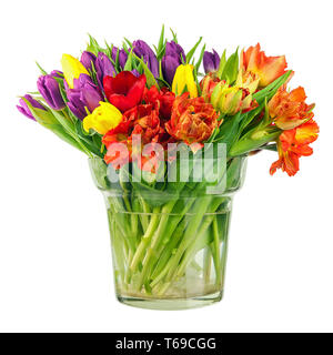 Mazzo di fiori da coloratissimi tulipani in vaso di vetro isolato. Foto Stock