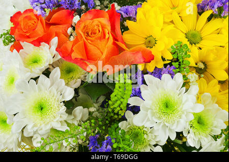 Bouquet di gerbera, rose e altri fiori . Foto Stock