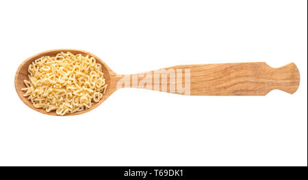 Il cucchiaio di legno con alfabeto crudo pasta su sfondo bianco Foto Stock