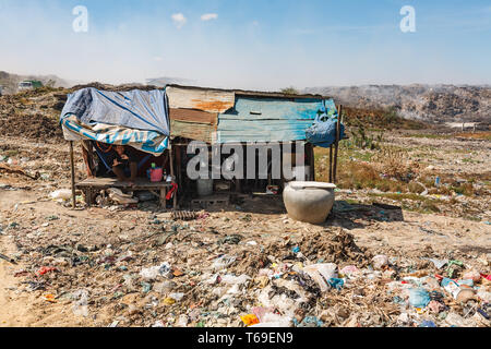 Casa della raccoglitrice di dump in pungo Meanchey, i Rifiuti Urbani discarica situato nella zona sud di Phnom Penh city, in Cambogia. La discarica di nickname è "Smokey M Foto Stock