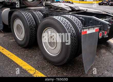 Interasse di grado industriale professional big rig trasporto merci semi carrello con due assali e ruote gemellate con battistrada completo su di essi con il fango f Foto Stock