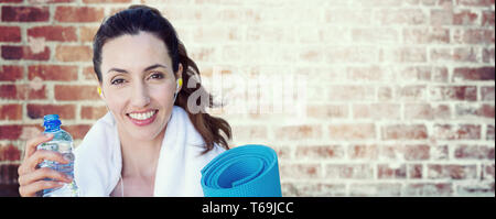 Immagine composita di montare la bella bruna guardando la fotocamera mentre si ascolta la musica Foto Stock