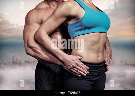 Immagine composita della sezione mediana di sano giovane con le mani sul hip Foto Stock