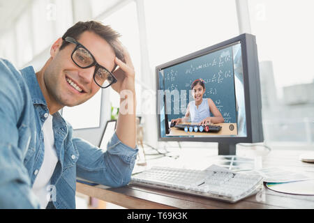 Immagine composita del ritratto di un imprenditore casual in posa e sorridente Foto Stock