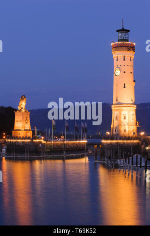 Torri luminose del porto nella città di Lindau sul lago Bodensee Foto Stock