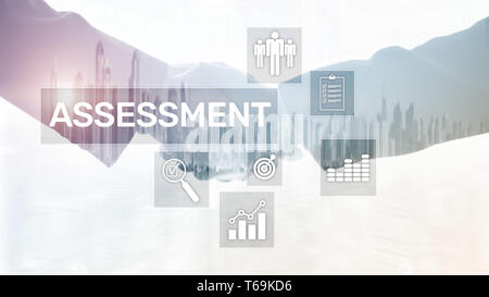 La valutazione della verifica misura Analisi Analisi di Business e Tecnologia concetto su sfondo sfocato. Foto Stock