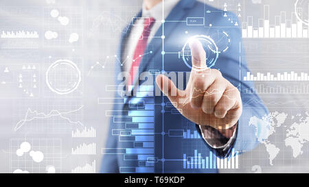 Preme un tasto virtuale. Business intelligence. Schema elettrico, Grafico, Stock Trading, investimenti cruscotto, trasparente sfondo sfocato Foto Stock