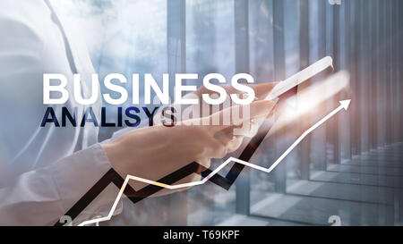 Analisi del business diagrammi e grafici su schermo virtuale. Finanziari e concetto di tecnologia con sfondo sfocato. Foto Stock