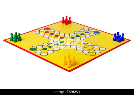 Ludo tavolo disposto su uno sfondo bianco Foto Stock