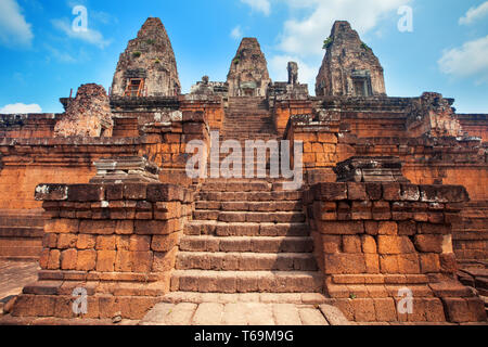 Tre torri e lungo le scale di antico tempio di Angkor. Cambogia Foto Stock