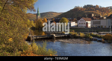Vista sul Hohenlimburg con il fiume Lenne in collezione autunno, Hagen, Germania Foto Stock