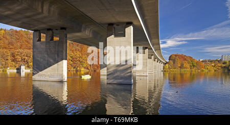 Ponte autostradale della A46 su Seilersee, Iserlohn, Sauerland, Nord Reno-Westfalia, Germania Foto Stock