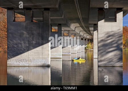 Ponte autostradale della A46 su Seilersee, Iserlohn, Sauerland, Nord Reno-Westfalia, Germania Foto Stock