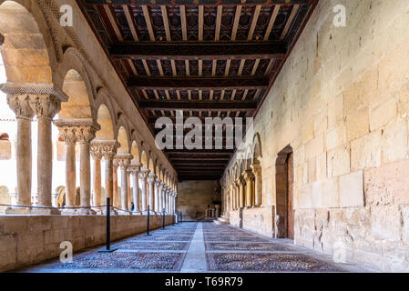 Santo Domingo de Silos, Spagna - 16 Aprile 2019: Il chiostro di Santo Domingo de Silos Abbey. Si tratta di un monastero benedettino e un capolavoro di Roman Foto Stock