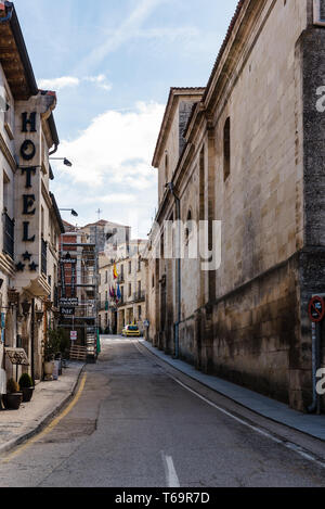 Santo Domingo de Silos, Spagna - 16 Aprile 2019: vista panoramica del vecchio villaggio tradizionale a Burgos, Castiglia e Leon Foto Stock